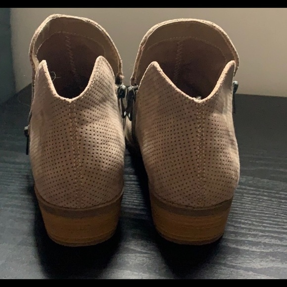 SUPER CUTE! Universal Threads Ankle booties 9. - Picture 2 of 4